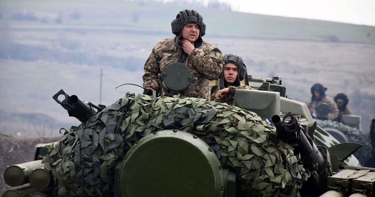 ウクライナ東部で演習を行うウクライナ軍
