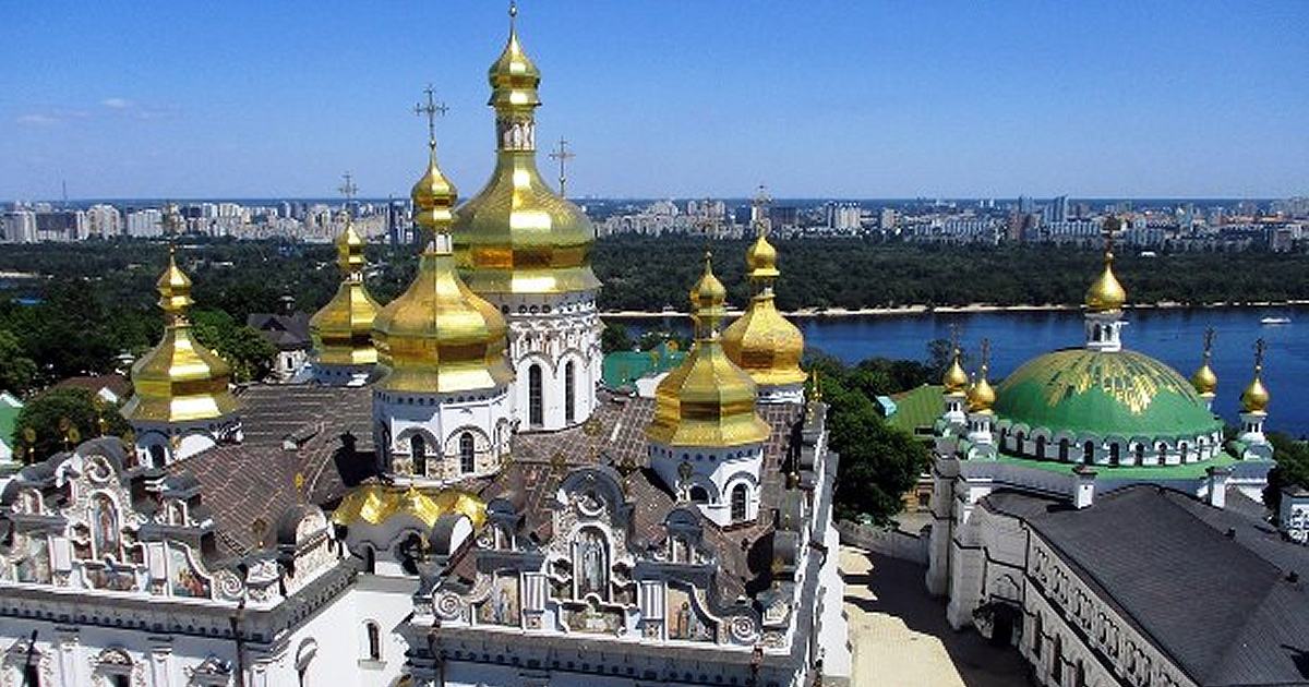 キエフの街＿世界遺産ペチェールシク大修道院からドニエプル川と対岸の新市街地を望む