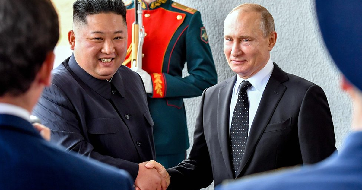 会談で握手を交わす金委員長とプーチン大統領