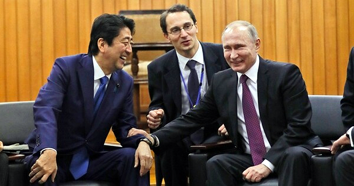 都内の講道館を訪れ、笑顔で言葉を交わすロシアのウラジーミル・プーチン大統領（右）と安倍晋三首相（2016年12月16日撮影）