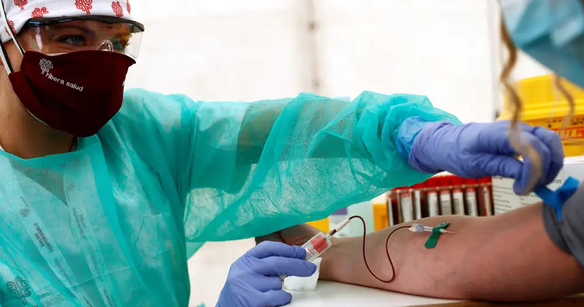 スペインのトレホン・デ・アルドスにあるCOVID-19検査ステーションで採血する医療従事者