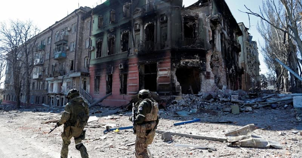 4月7日、ウクライナ南東部マリウポリで、通りを調べて回る親ロシア派武装勢力の兵士たち