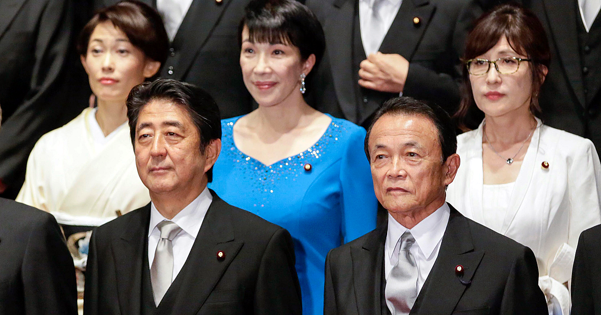 2016年8月3日、東京の首相官邸にて。安倍首相、稲田朋美防衛大臣、高市早苗総務大臣（肩書きは当時）