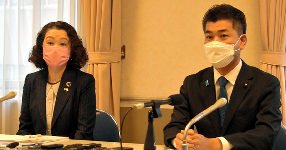連合の芳野友子会長（左）、立憲民主党の泉健太代表