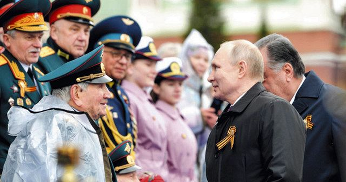 2021年5月9日の対独戦勝記念式典で、退役軍人と握手するプーチン大統領