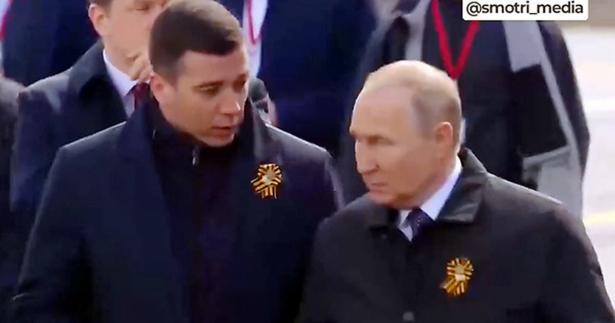 プーチン大統領と話すドミトリー・コバリョフ氏（左）