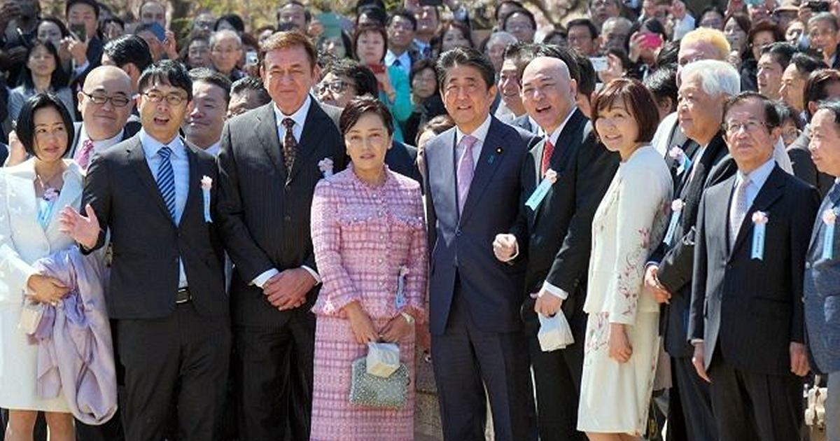 「桜を見る会」で招待客と記念写真に納まる安倍首相（中央） ＝2019年4月13日