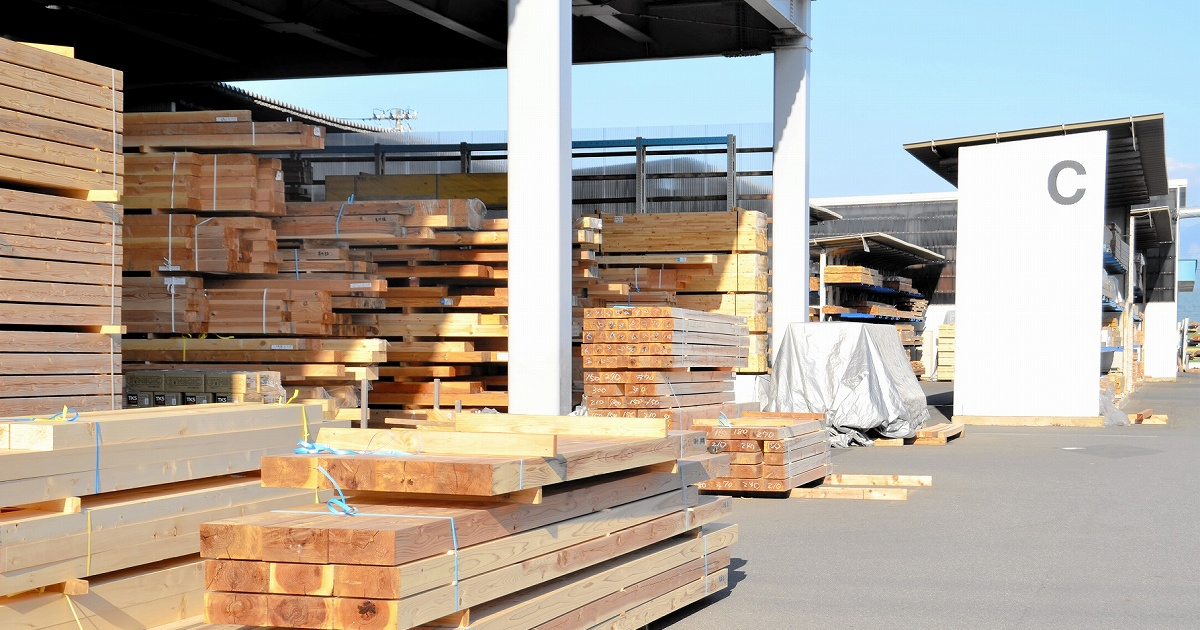 福井県内の木材プレカット事業者の工場には、県産材を加工した製品がずらりと並んでいる