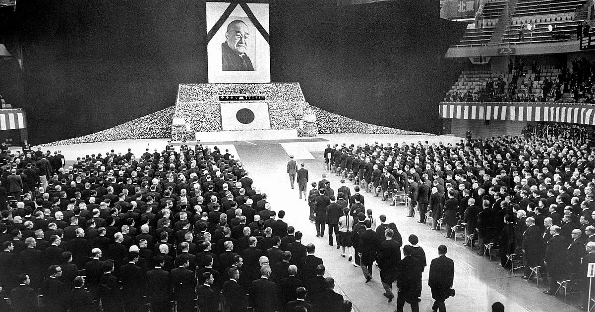 葬儀委員長佐藤栄作首相の先導で式壇に向かって静かに進む吉田茂首相の遺骨と遺族ら。日本武道館、1967年10月31日