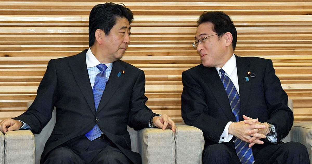 安倍晋三首相（左）と岸田文雄外相（肩書はいずれも当時）＝首相官邸、2017年5月12日