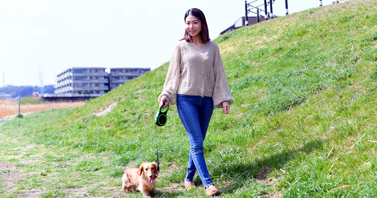 愛犬と散歩する若い女性