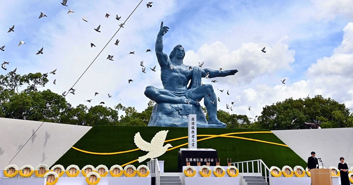 田上富久・長崎市長による「長崎平和宣言」の後、青空に放たれたハト