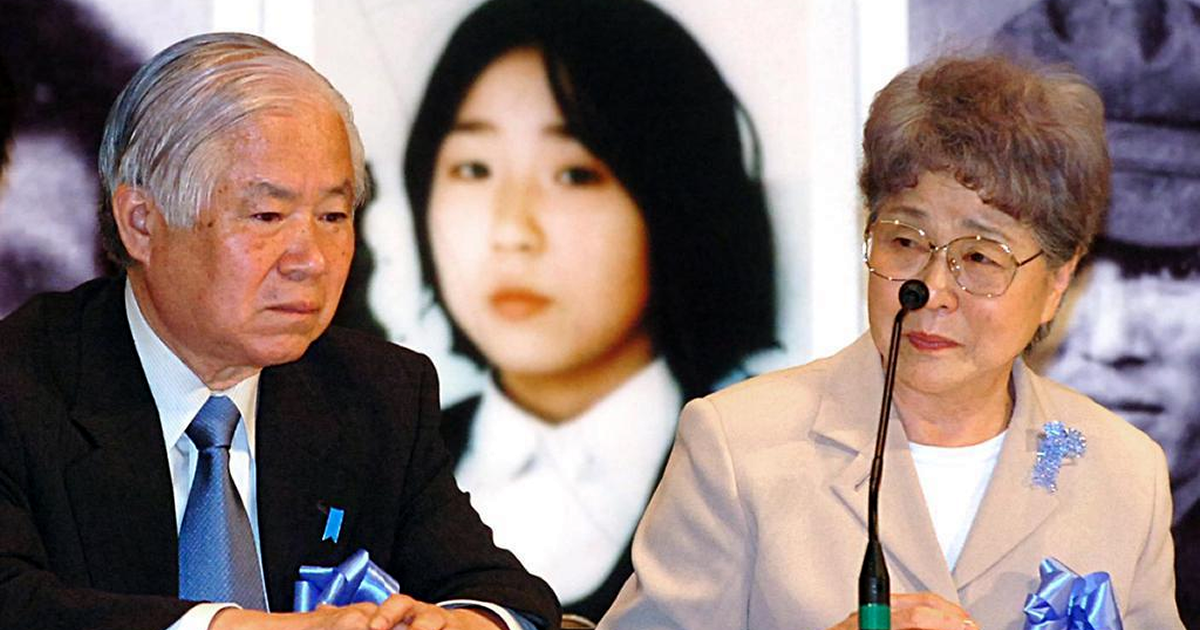 横田めぐみさん（中央）の帰国を願い続けた父・滋さん（左）と母・早紀江さん＝平成１７年４月２４日