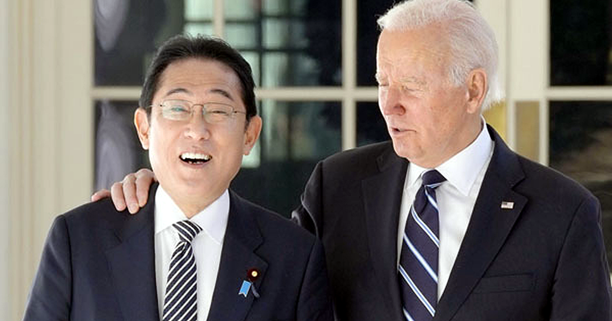 首脳会談へ向かうバイデン米大統領（右）と岸田首相