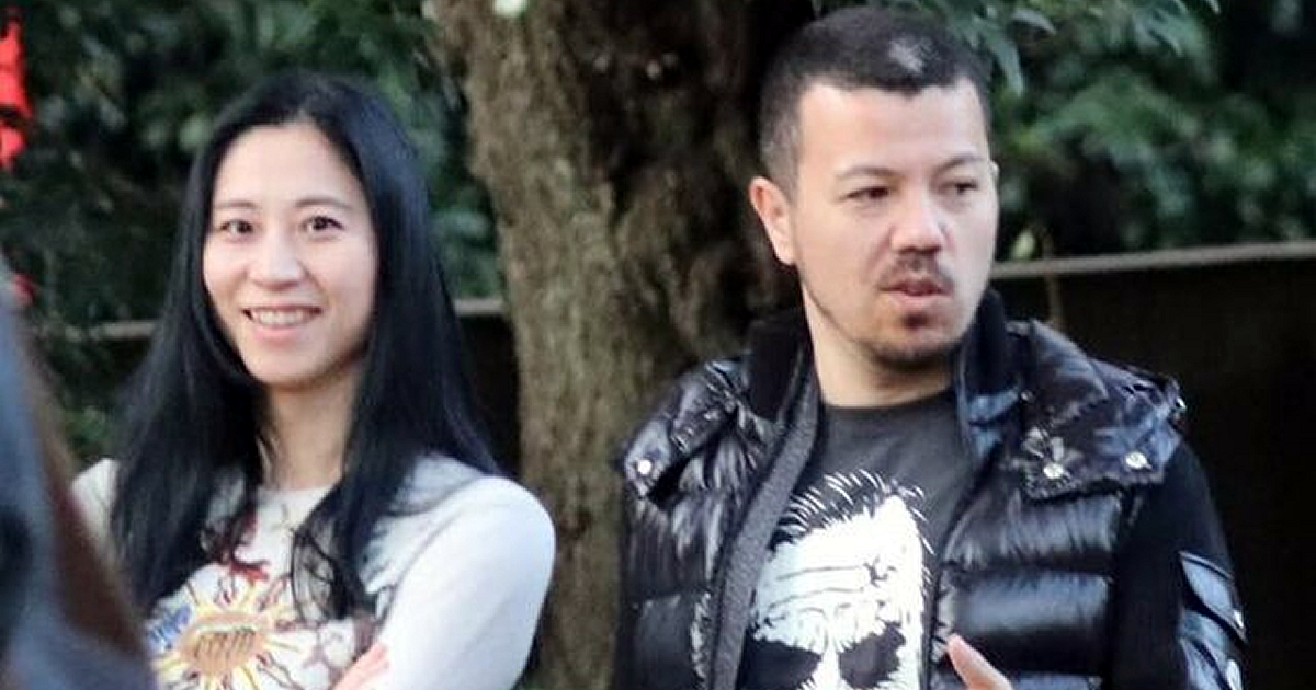 三浦瑠麗氏（左）、夫の清志氏（右）と仲睦まじく公園を散歩