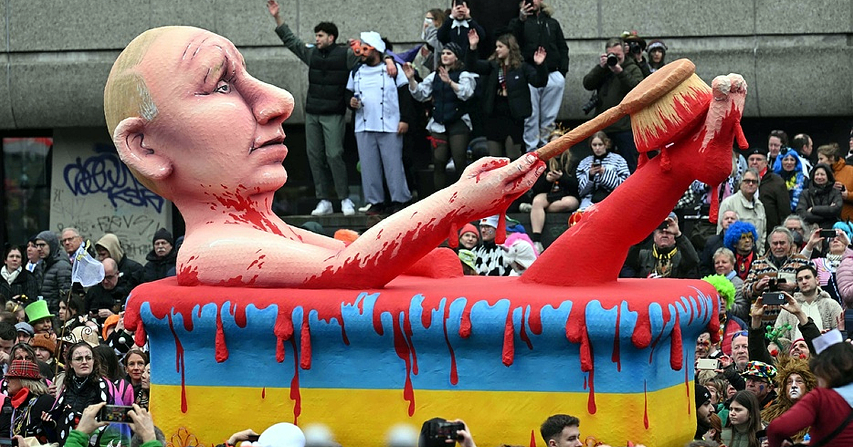 ウクライナ国旗色のバスタブに入り、血を浴びるロシアのウラジーミル・プーチン大統領を模した山車。ドイツ西部デュッセルドルフで開催された「ローズマンデー」のパレードで（2023年2月20日撮影）