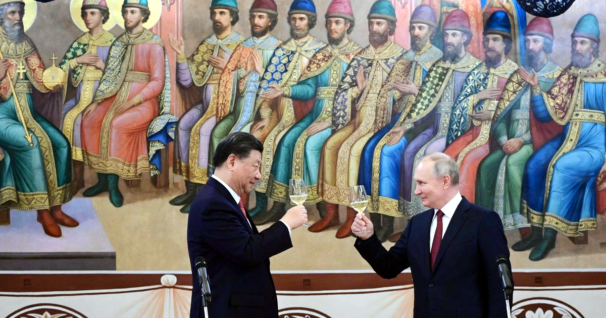 ２１日、モスクワのクレムリンで乾杯する中国の習近平国家主席（左）とロシアのプーチン大統領