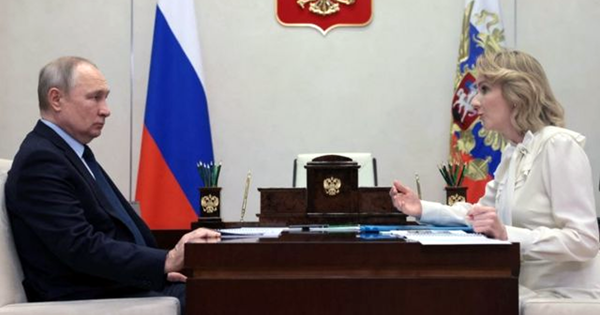 プーチン大統領（左）と、ロシアのマリア・リボワ・ベロワ大統領全権代表（子どもの権利担当）の会談の様子（2月16日）