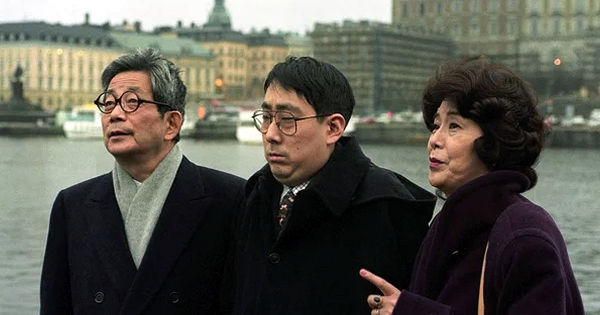 ノーベル賞授賞式のため訪問したストックホルムで、散歩を楽しむ大江健三郎さん（左）と息子の光さん（中央）、ゆかり夫人（１９９４年１２月５日撮影）