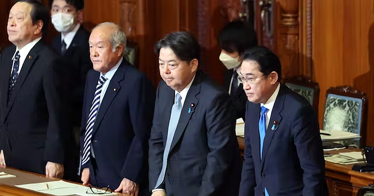 参院本会議で23年度予算が可決、成立し、一礼する岸田首相ら（28日）