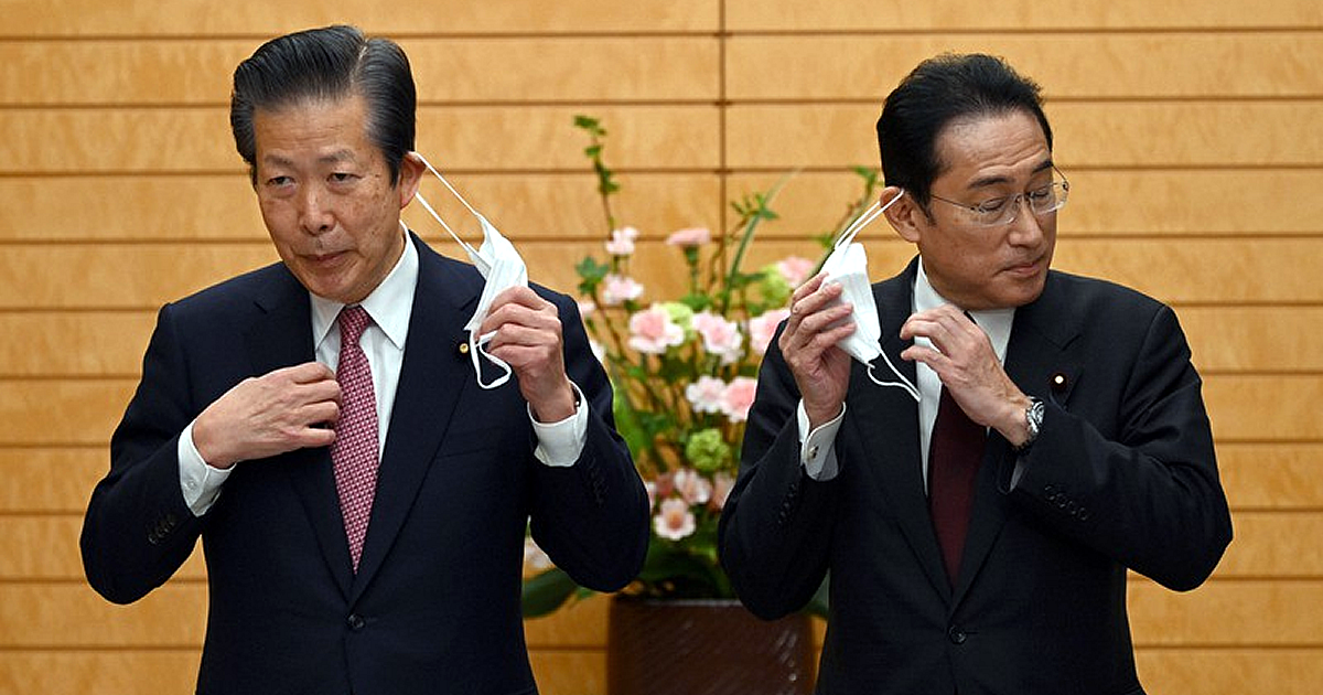 マスクを外す岸田文雄首相（右）と公明党の山口那津男代表
