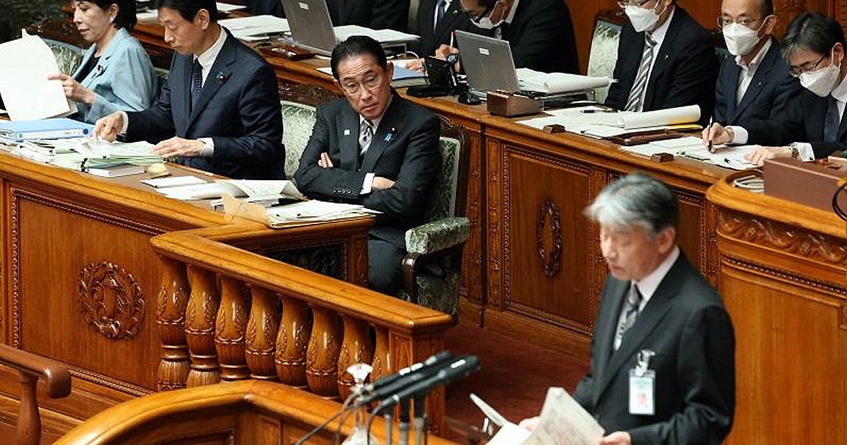山中伸介原子力規制委員長の国会答弁を聞く岸田首相