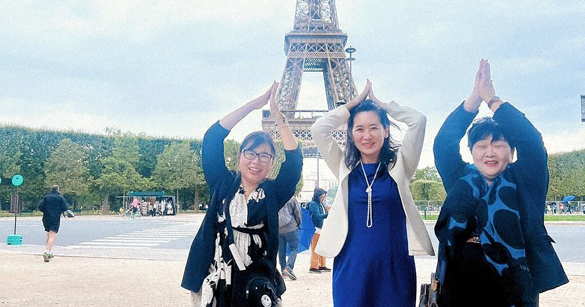 松川るい議員（中央）がＳＮＳに投稿した、パリ・エッフェル塔前でポーズを取る写真