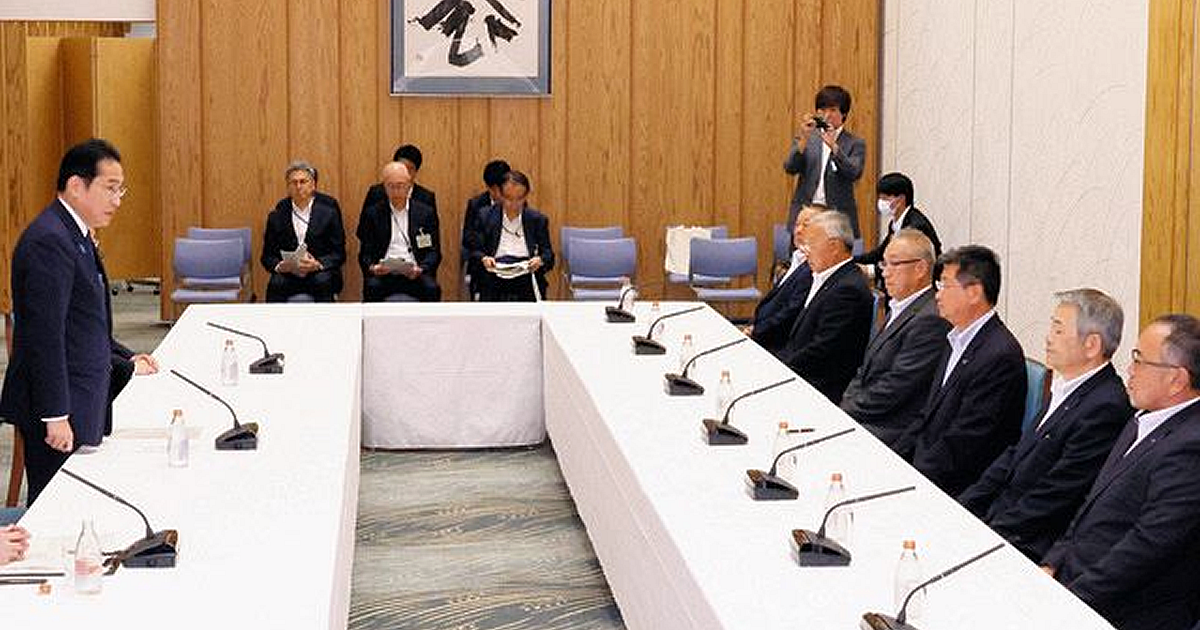 東電福島第一原発の処理水海洋放出を巡り、全漁連の坂本雅信会長（右から3人目）らとの面会で発言する岸田首相（左）