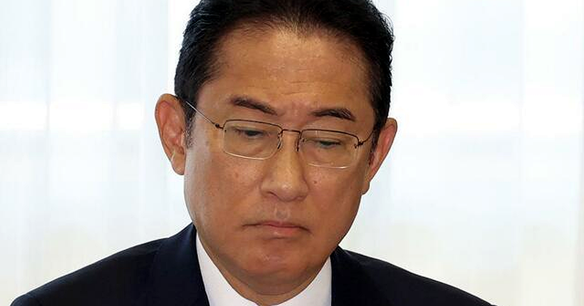 13日、自民党本部に姿を見せた岸田首相はしかめっ面