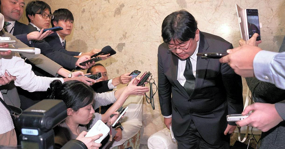 記者団の取材に応じ、謝罪する自民党の山田太郎参院議員