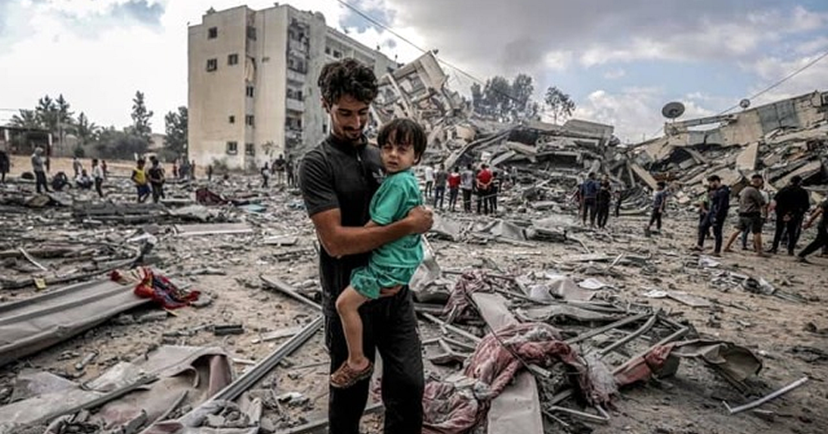 イスラエル軍の空爆後、がれきの中に立つパレスチナ人＝１０月１９日、自治区ガザ