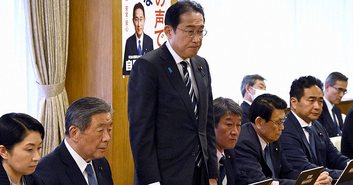 自民党の臨時総務会で発言する岸田文雄首相