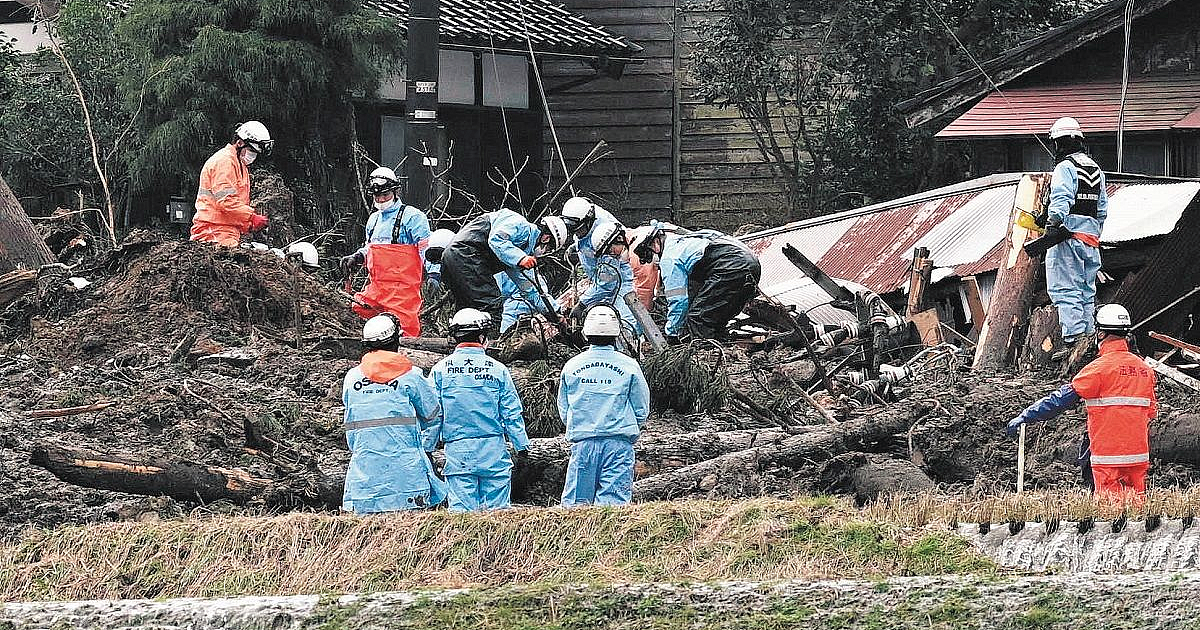 倒壊した家屋を捜索する消防隊員ら＝1月12日、石川県輪島市で