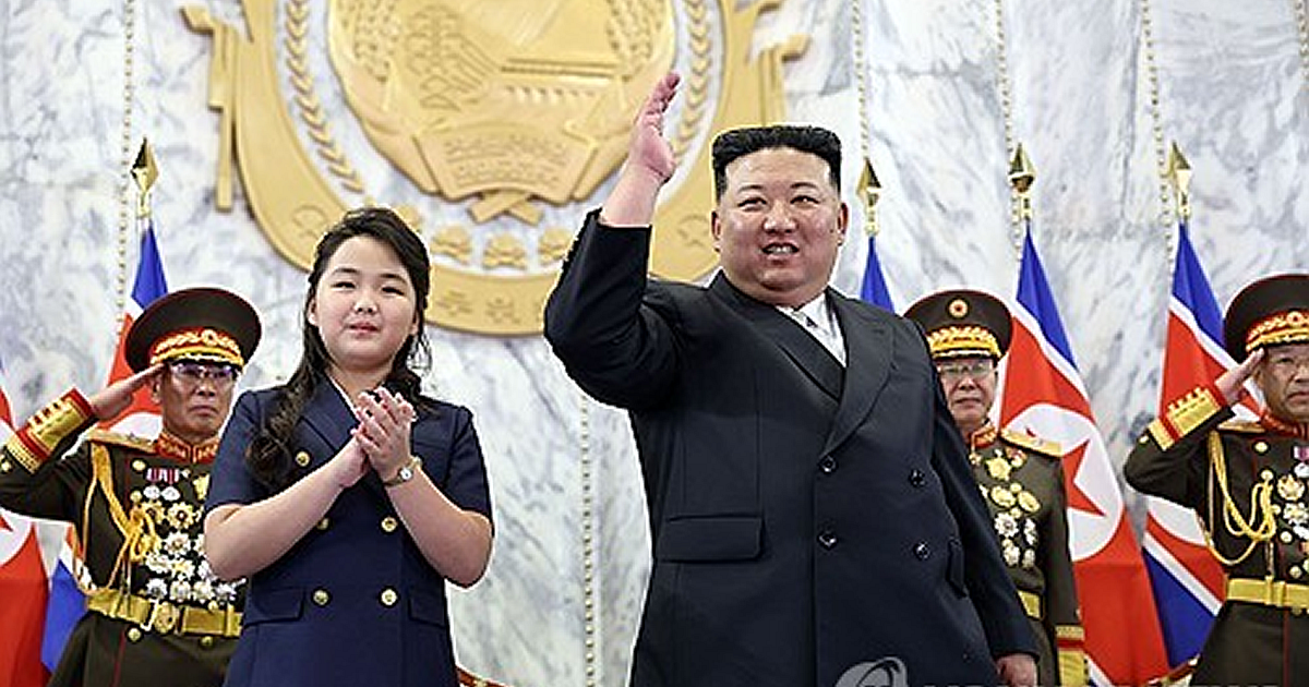 北朝鮮の平壌で建国７５年を祝う「民防衛武力閲兵式（軍事パレード）」が行われた。金正恩氏は娘のジュエ氏と共に出席した