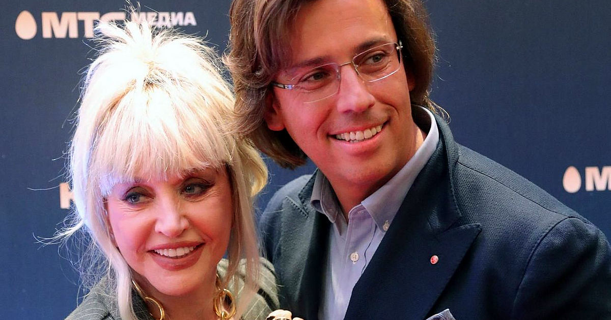 モスクワで映画の試写会に出席したロシアの歌手アーラ・プガチョワさん（左）と夫の司会者マクシム・ガルキンさん＝2021年9月