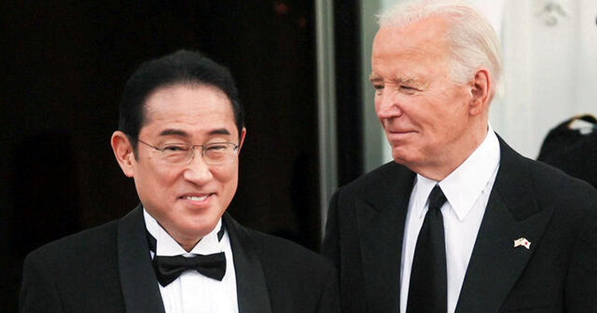 ホワイトハウスでの公式晩餐会のため岸田首相（左）を歓迎するバイデン大統領