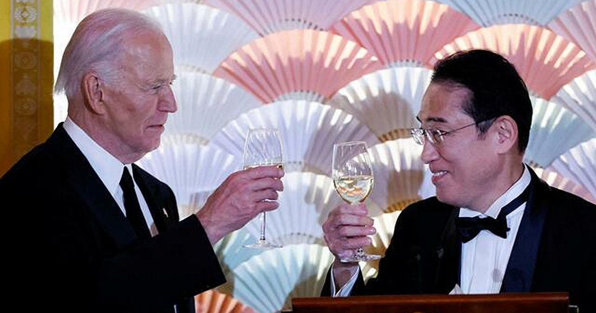 ホワイトハウスでの晩さん会に出席した岸田首相（右）とバイデン大統領