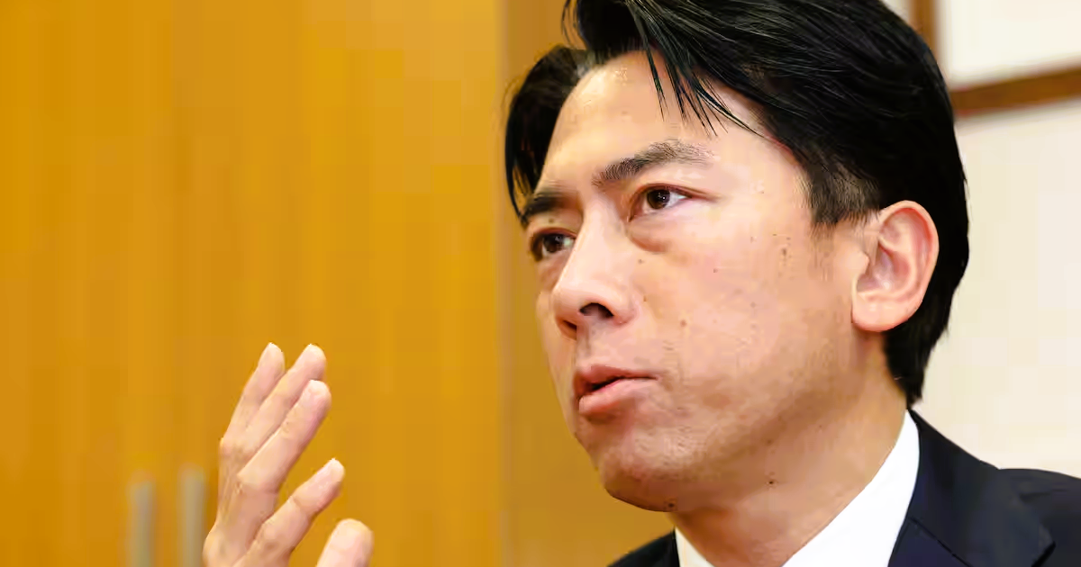 インタビューに応じる自民党の小泉進次郎氏＝16日午後