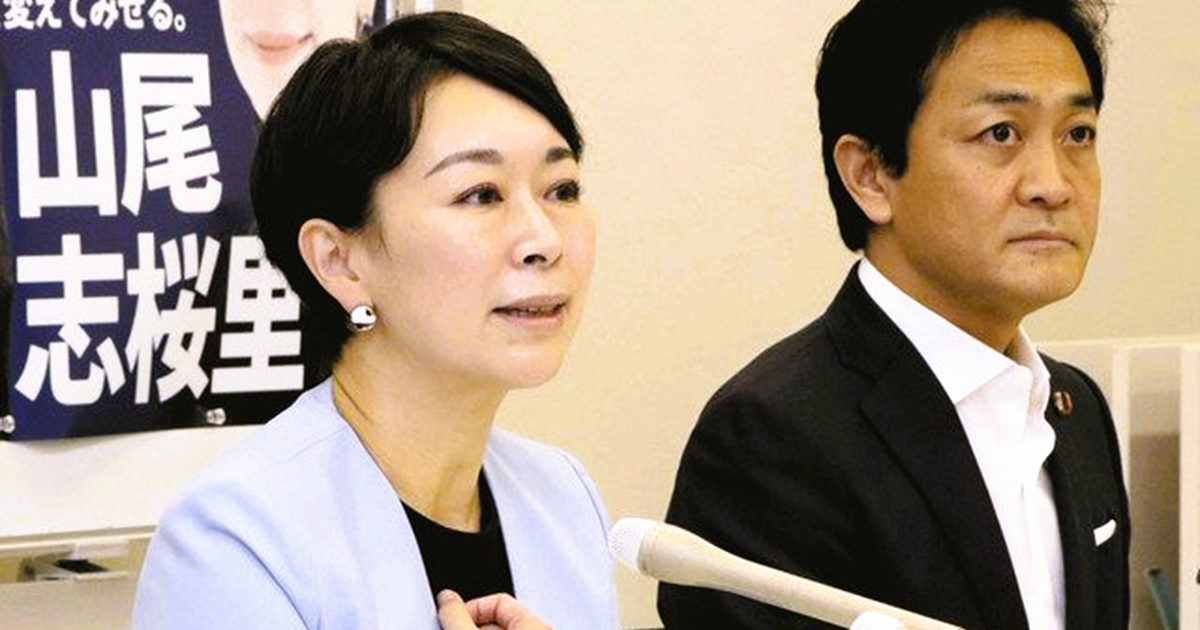 記者会見する国民民主党の山尾志桜里衆院議員（左）と玉木代表