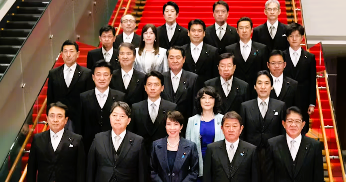 初閣議を終え、記念写真に納まる高市首相と新閣僚ら（21日、首相官邸）