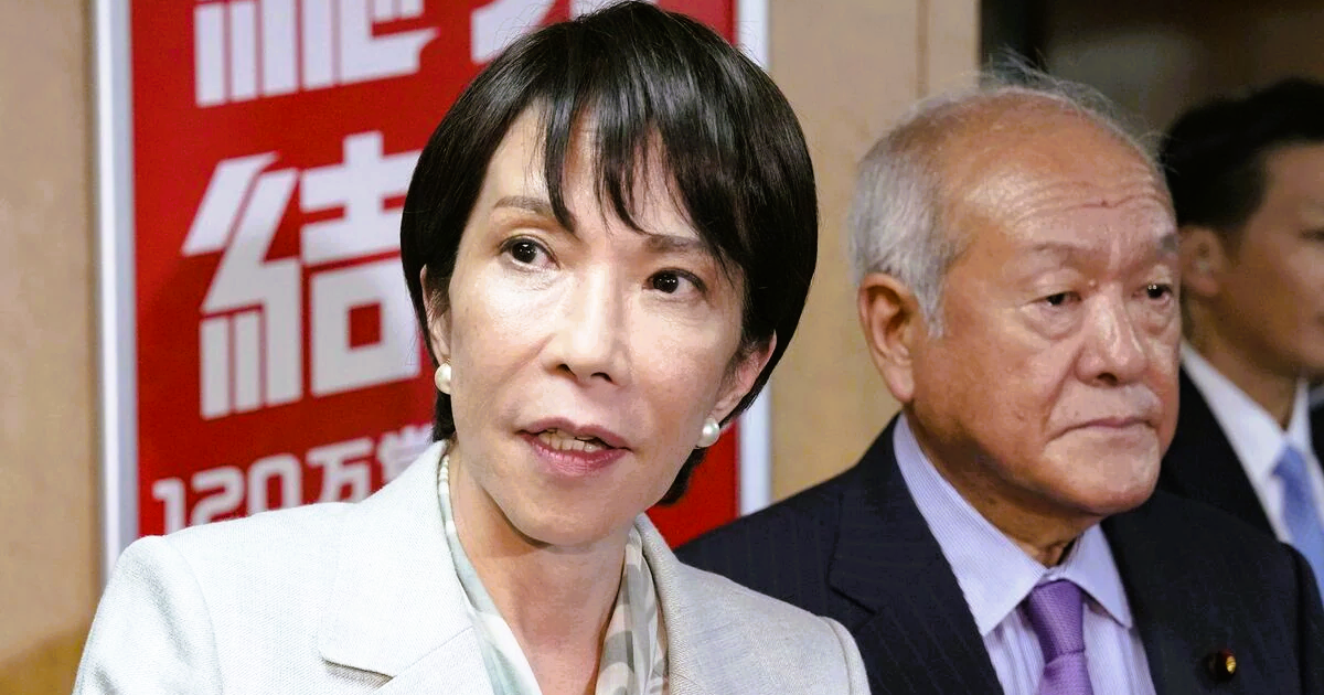 公明党幹部との会談後、自民党本部で記者団の取材に応じる高市早苗総裁。右は鈴木俊一幹事長＝10月7日
