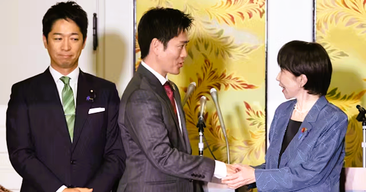 連立合意の記者会見を終え、握手する自民党の高市総裁（右）と日本維新の会の吉村代表。左は維新の藤田共同代表