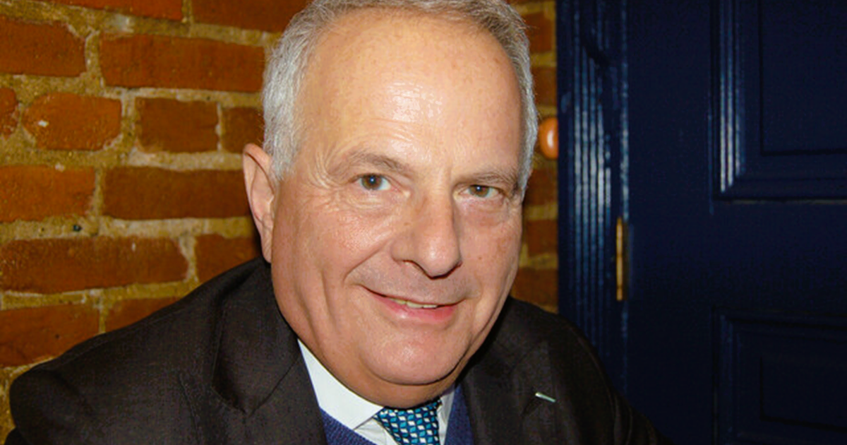 インタビューに応じる米シンクタンク、ハドソン研究所のケネス・ワインスタイン日本部長＝２０日、ワシントン