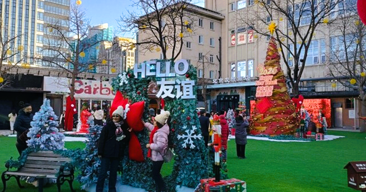 クリスマスムードで華やぐ北京市内の商業施設＝2025年12月24日