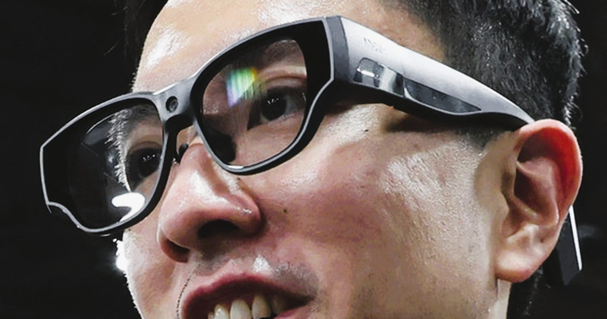 世界最大のIT家電見本市CES2026の開幕を控えた4日、米ラスベガスのホテルで開かれた付帯行事で観覧客が中国企業のスマートグラスを体験している。