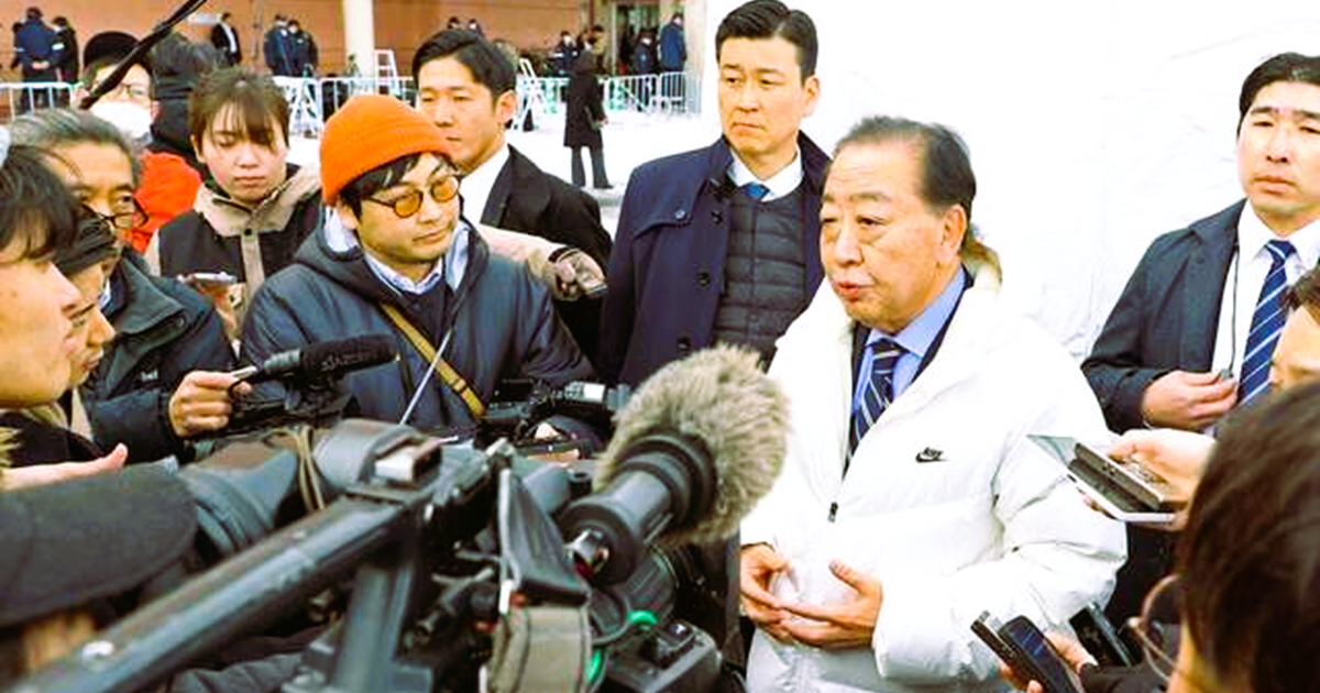 第一声を終えて取材に応じる中道改革連合の野田佳彦共同代表＝1月27日