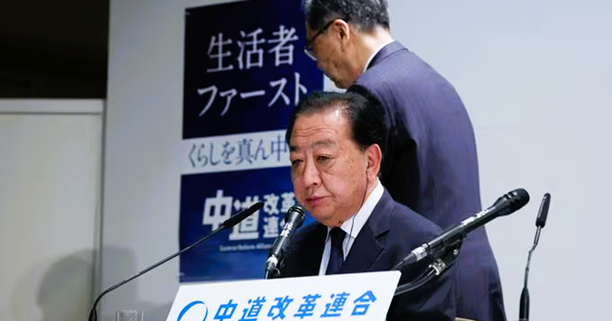 中道改革連合の開票センターで、テレビ番組の中継に臨む野田佳彦共同代表（手前）。奥は退席する斉藤鉄夫共同代表＝８日夜