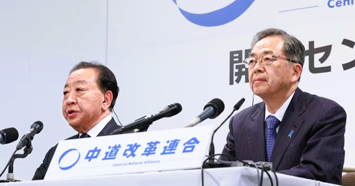 テレビの開票速報番組の中継で、質問に答える中道改革連合の野田佳彦（左）、斉藤鉄夫両共同代表＝８日夜