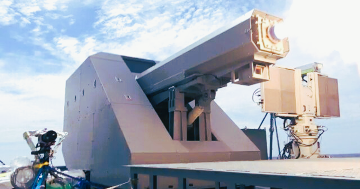 防衛装備庁で開発中の「レールガン」射撃の瞬間